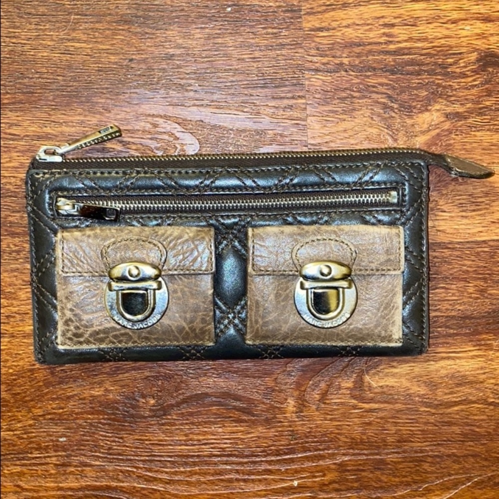 Marc Jacobs turnlock wallet